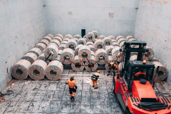 Supervise the loading of steel